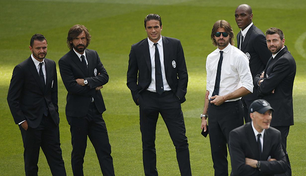 Para pemain Juventus dengan busana formal melakukan inspeksi lapangan Estadio Santiago Bernabeu, Madrid. (EPA/J.J Guillen)