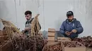 <p>Pekerja Palestina menyortir dan mengemas kurma di sebuah pabrik sebagai persiapan untuk puasa Ramadhan di Khan Yunis di Jalur Gaza selatan pada 19 Maret 2023. (AFP/Said Khatib)</p>