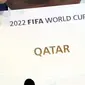 Presiden FIFA Joseph Blatter membuka amplop yang menunjukkan Qatar terpilih jadi tuan rumah PD 2022 dalam acara di markas besar FIFA di Zurich, 2 Desember 2010. (AFP PHOTO / FABRICE COFFRINI)