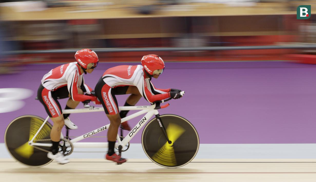 Pebalap sepeda Indonesia, Herman Halawa dan Pilot Pradana Diwan, saat beraksi pada Asian Para Games di Velodrome, Jakarta, Kamis (11/10/2018). (Bola.com/M Iqbal Ichsan)