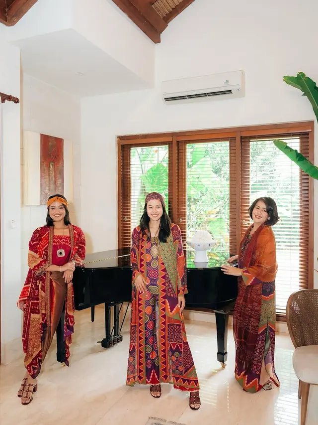 6 Potret Gaya Baju Lebaran Keluarga Maudy Ayunda dari 2023-2025, Selalu Dinanti