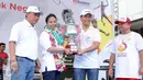 Menteri BUMN Rini Soemarno memperlihatkan piala bergilir saat pembukaan PORSENI BUMN 2015, Jakarta, Minggu (8/11/2015). Acara ini diharapkan mampu memunculkan bintang-bintang baru di berbagai cabang olah raga dan kesenian. (Liputan6.com/Faizal Fanani)