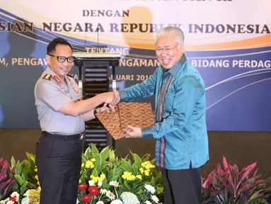 Menteri Perdagangan Enggartiasto Lukita (kanan) berjabat tangan dengan Kapolri Tito Karnavian usai menandatangani kerja sama di Jakarta, Senin (8/1). Kerja sama itu untuk mengawasi sekaligus mengamankan praktik perdagangan. (Liputan6.com/Angga Yuniar)