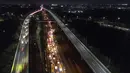 <p>Foto udara ini menunjukkan kendaraanroda empat tersendat saat melintasi Jalan Tol Jakarta - Cikampek di Karawang, Jawa Barat pada 28 April 2022. Lalu lintas di Jalan Tol Jakarta-Cikampek mengalami kemacetan panjang memasuki puncak arus mudik Lebaran 2022. (BAY ISMOYO / AFP)</p>