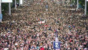Penampakan ribuan suporter memadati area luar Stadion Wembley usai pertandingan Timnas Inggris melawan Denmark pada laga semifinal Euro 2020, Kamis (8/7/2021). (Foto:AFP/Frank Augstein,Pool)