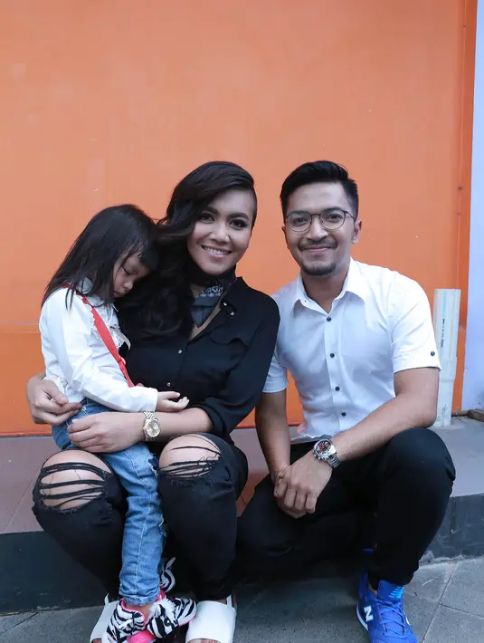 Mengenai hubungannya dengan penyanyi jebolan Indonesian Idol 2006, Denada juga tidak membantah dan mengiyakan mengenai hubungannya. (Galih W. Satria/Bintang.com)