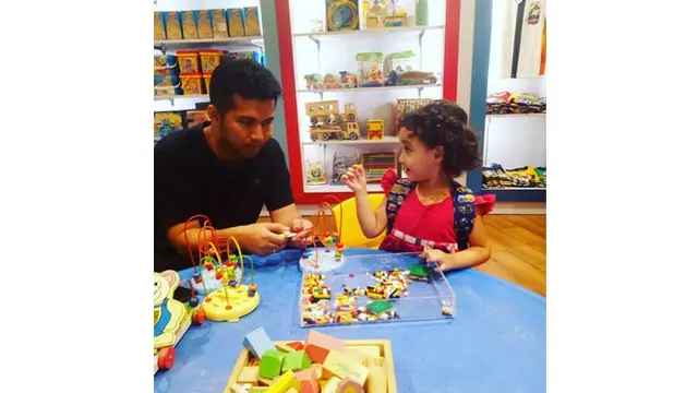 Emil Dardak bermain puzzle bersama dengan putri cantiknya, Lakeisha Dardak.
