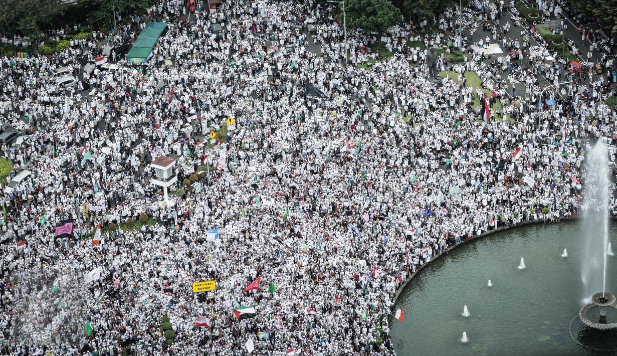 Massa Aksi 31 Maret berkumpul di Bundaran Patung Kuda, Jakarta, Jumat (31/3). Peserta aksi tidak bisa mendekat ke Istana Kepresidenan karena polisi memasang pagar kawat berduri di Jalan Medan Merdeka Barat. (Liputan6.com/Faizal Fanani)