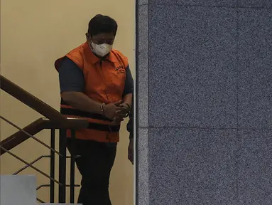Direktur PT Tabi Bangun Papua (PT TBP), Rijatono Lakka memakai rompi oranye usai menjalani pemeriksaan di Gedung Merah Putih KPK, Jakarta, Kamis (5/1/2022). KPK menahan Rijatono Lakka yang merupakan tersangka penyuap Gubernur Papua, Lukas Enembe. (Liputan6.com/Johan Tallo)