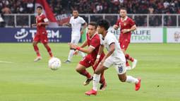 Pemain Timnas Indonesia,&nbsp;Egy Maulana Vikri&nbsp;berebut bola dengan pemain Kamboja dalam laga Grup A Piala AFF 2022 di Stadion Utama Gelora Bung Karno, (SUGBK), Jumat (23/12/2022). (Bola.com/M Iqbal Ichsan)