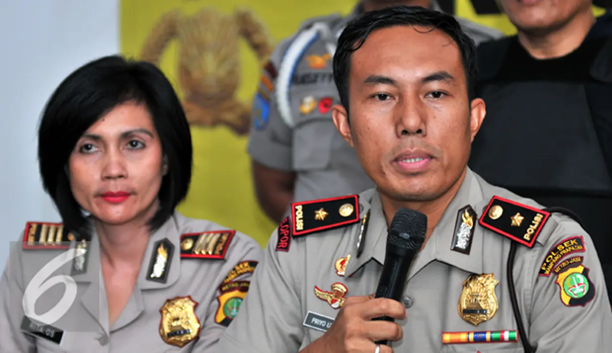 Kapolsek Mampang, Kompol Priyo Utomo memberikan keterangan saat menggelar rilis penemuan bocah dibawah umur asal Situbondo yang diduga menjadi korban penculikan, Jakarta, Rabu (20/1/2016). (Liputan6.com/Yoppy Renato)