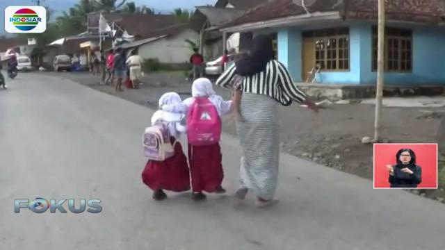 Jajaran Polres Tasikmalaya mengevakuasi warga setempat ataupun pengunjung objek wisata kaki Gunung Galunggung dengan mobil patroli.