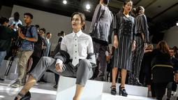 Para model memakai pakaian rancangan desainer senior Tri Handoko saat tampil di  IPMI Trend Show 2017, Jakarta, (11/11). Bertajuk Rectitude, Tri Handoko memamerkan 16 koleksi Spring Summer 2017. (Liputan6.com/Faizal Fanani)