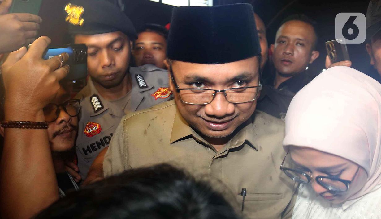 Sebagai informasi, ini merupakan panggilan kedua Yaqut Cholil Qoumas sebagai saksi terkait penyidikan kasus dugaan korupsi dalam penentuan kuota dan penyelenggaraan ibadah haji pada Kementerian Agama tahun 2023–2024. Tampak dalam foto, mantan Menteri Agama Republik Indonesia, Yaqut Cholil Qoumas, saat meninggalkan Gedung Komisi Pemberantasan Korupsi (KPK), Jakarta, Selasa (16/12/2025). (Liputan6.com/HelmiFithriansyah)