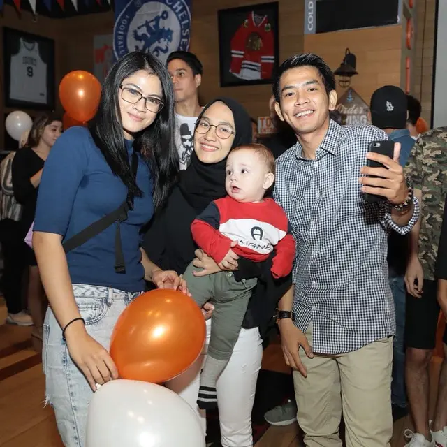 6 Potret Kedekatan Angga Putra dan Anak Stefan William, Penuh Kehangatan