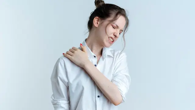 Manfaat Gerakan Gentle Arm dan Shoulder Release 15 Menit, Solusi Ringan untuk Nyeri Bahu