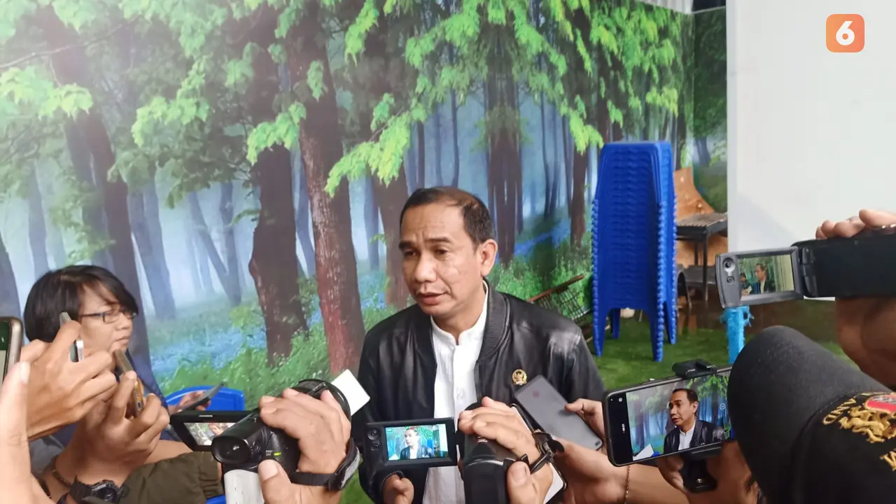 Anggota Komisi III DPR, Rudianto Lallo meminta Polda Sulsel mengusut dugaan kejanggalan tewasnya oknum Polres Sinjai, Bripka AR saat ditangkap oleh BNNP Sulsel. (Liputan6.com/Eka Hakim)