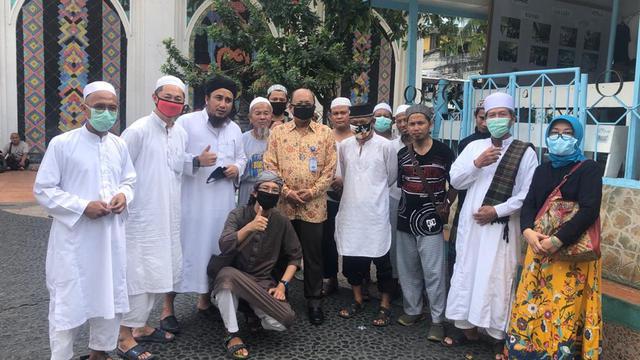 DKM At-Taqwa KBRI Manila sampaikan infaq bahan makanan dan obat-obatan kepada 19 WNI Jamaah Tabligh di Manila