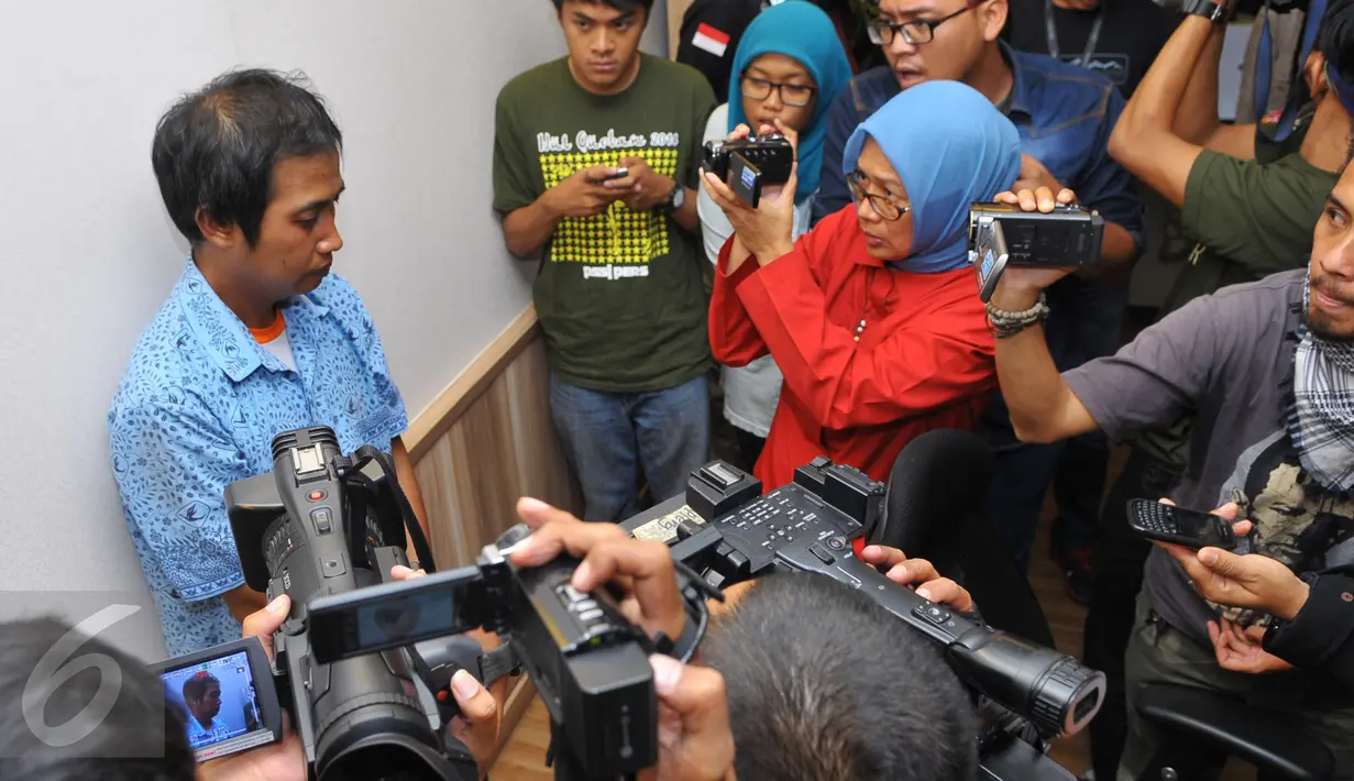 Daniel Cesar, supir taksi yang menabrak anggota Polantas di kawasan Cawang Jakarta memberikan keterangan pers, Kamis (1/10/2015). (Liputan6.com/Faisal R Syam)