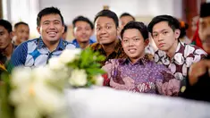 Video Bayu Skak yang diunggah ke chanel Youtubnya kebanyakan menggunakan bahasa Jawa Timuran. Bayu Skak saat bersama pemain Yowis Ben, kompak memakai batik. (Liputan6.com/IG/@moektito)