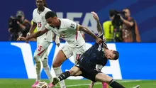 Pemain Inggris Morgan Rogers berebut bola dengan pemain Argentina Lionel Messi  selama pertandingan semifinal Piala Dunia antara Inggris dan Argentina di Atlanta, Rabu, 15 Juli 2026. (AP Photo/Stephanie Scarbrough)