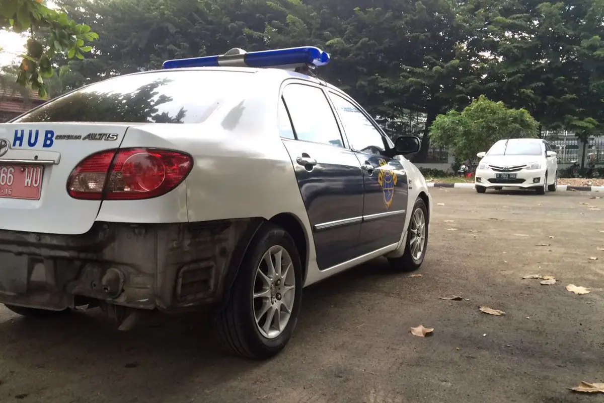 Takut Diderek, Uber Car Seruduk Mobil Patroli di Kasablanka