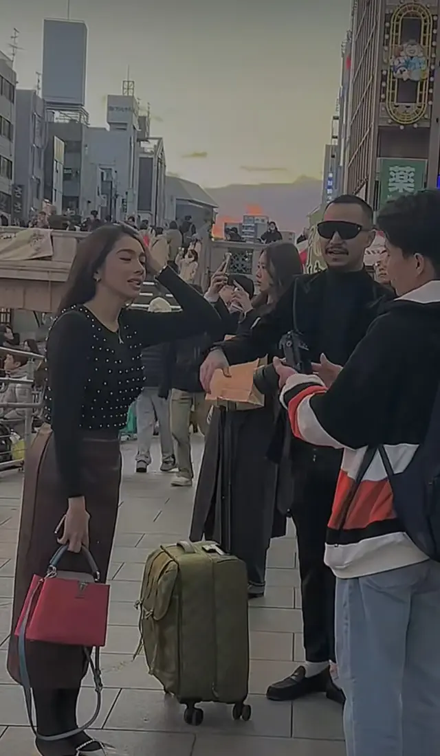 7 Potret Angel Karamoy dan Gusti Ega liburan bareng di Jepang, kedekatannya jadi sorotan