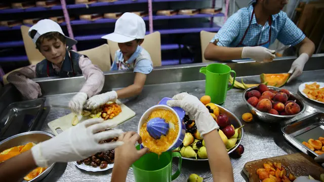 20160621-Anak-anak Disabilitas Membuat Menu Berbuka Puasa-Suriah