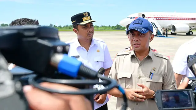 Menteri Sekretaris Negara Prasetyo Hadi di Lanud Sutan Sjahrir, Sumatra Barat, Kamis (18/12/2025).