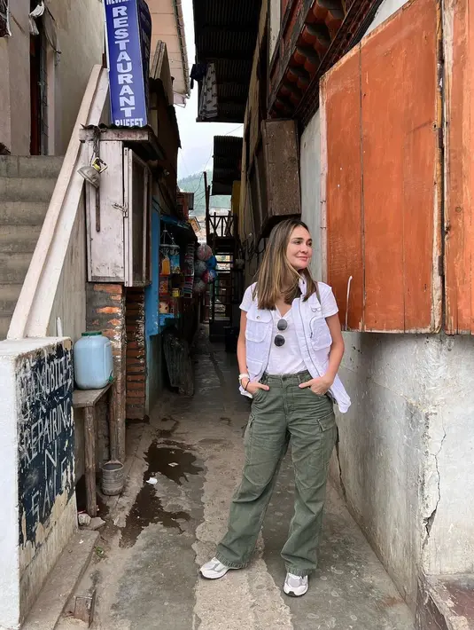 Mengunjungi Phunaka Dzong, Luna Maya terlihat kece bergaya safari memadukan vest dan celana cargo.  [Foto: IG/lunamaya].