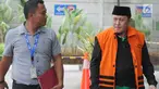 Anggota DPRD Lampung Tengah nonaktif Rusliyanto dikawal petugas akan menjalani pemeriksaan lanjutan di gedung KPK, Jakarta, Selasa (21/08).(merdeka.com/Dwi Narwoko)