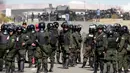 Polisi anti huru hara dikerahkan untuk membubarkan aksi protes penambang independen di Panduro, sekitar 160 km dari ibukota Bolivia, Kamis (25/8). Aksi protes ini berubah menjadi kekerasan setelah mereka memblokade jalan raya. (REUTERS/David Mercado)