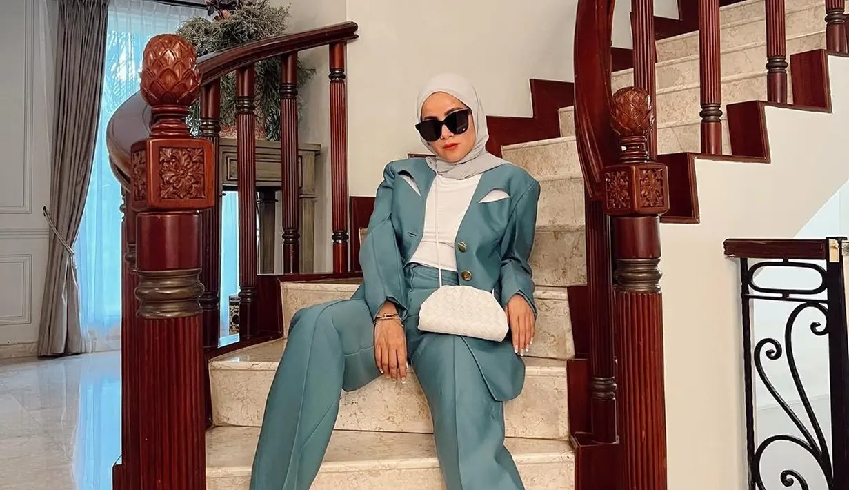 Meski punya usia berkepala empat, Olla Ramlan dikenal sebagai artis yang awet muda. Tak heran jika dirinya kerap ditawari berbagai sesi pemotretan dengan gaya busana yang kekinian. Ia selalu sukses menjadi sorotan, salah satunya yang menyebutkan dirinya semakin kurus. (Liputan6.com/IG/@ollaramlan).
