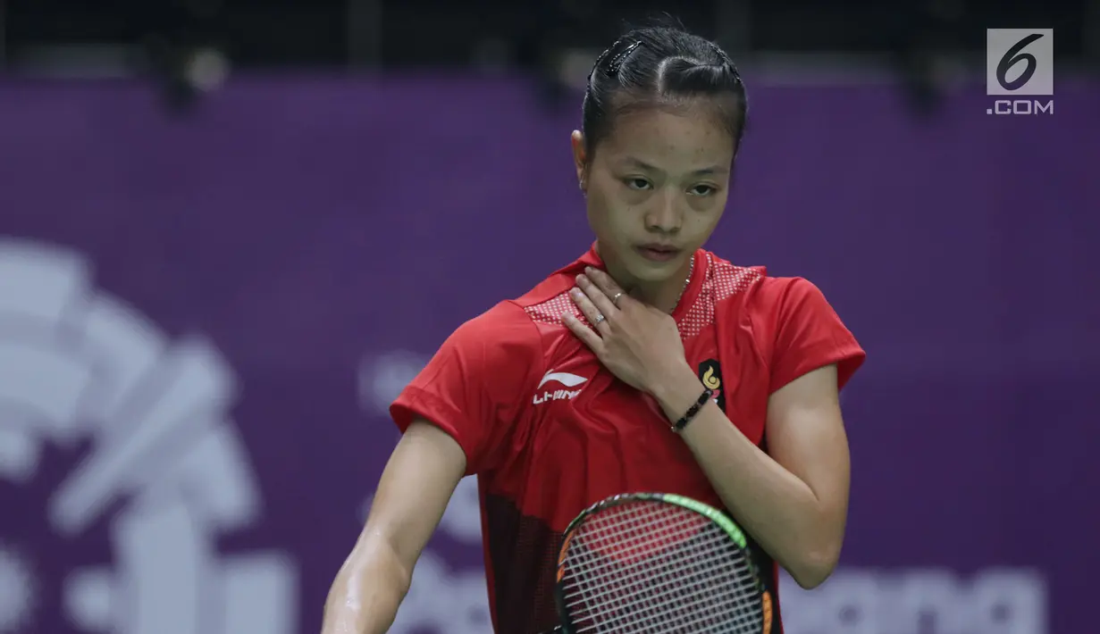 Tunggal putri Indonesia, Fitriani saat melawan pemain Jepang, Zomi Okuhara pada semifinal Bulutangkis Beregu Putri Asian Games 2018 di Jakarta, Selasa (21/8). Fitriani kalah 21-19, 4-21, 10-21. (Liputan6.com/Helmi Fithriansyah)