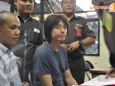 Roger Danuarta beserta barang bukti diserahkan ke Kejaksaan Negeri Jakarta Timur, Senin (14/4/2014) (Liputan6.com/Panji Diksana).