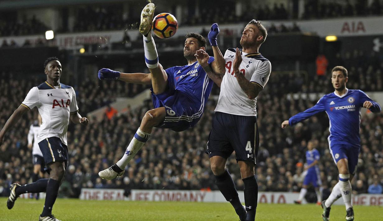 Striker Chelsea, Diego Costa, melakukan tendangan salto saat melawan Tottenham pada laga Liga Inggris di Stadion White Hart Lane, Inggris, Rabu (4/1/2017). Chelsea kalah 0-2 atas Tottenham. (AFP/Adrian Dennis)