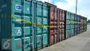 Enam kontainer berisi pupuk ilegal dipasangi garis polisi di Pelabuhan Tanjung Priok, Jakarta, Kamis (7/4). Petugas menggagalkan 6 kontainer pupuk ilegal yang akan diperjualbelikan oleh sindikat produsen dan distributor. (Liputan6.com/Yoppy Renato)