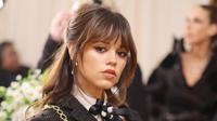 Kemeja putih adalah ciri Karl Lagerfeld. Jenny memadukannya dengan dress korset dan cropped blazer. [@officialmetgala]