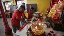 Pekerja memasang kain di altar untuk persembahyangan di Wihara Amurka Bhumi, Jakarta, Senin (28/1). Makna dari bersih-bersih wihara ini sebagai simbol untuk membersihkan diri, ucapan dan perbuatan. (Liputan6.com/Fery Pradolo)