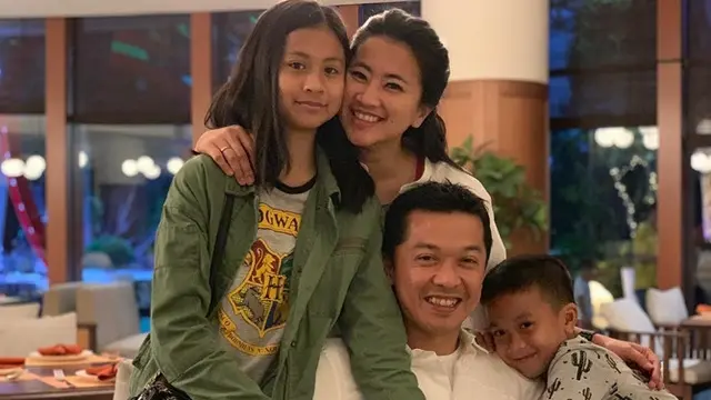 Jarang Tersorot, Ini 6 Potret Harmonis Keluarga Taufik Hidayat dan Istri