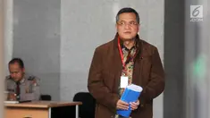 Senior Vice President Legal Corporate PT PLN Dedeng Hidayat tiba di Gedung KPK, Jakarta, Senin (29/4/2019). Dedeng diperiksa sebagai saksi untuk tersangka Direktur Utama PLN nonaktif Sofyan Basir terkait dugaan suap proyek pembangunan PLTU Riau-1. (merdeka.com/dwi narwoko)