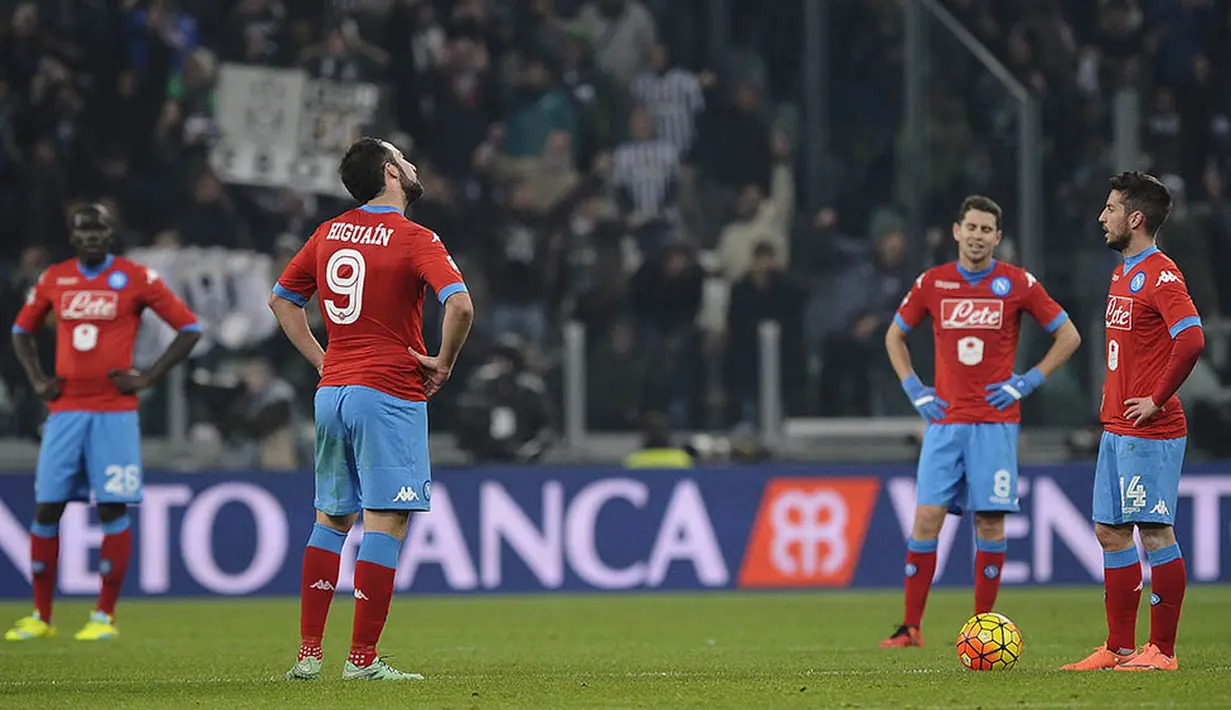 Para pemain Napoli bersiap memulai kick-off usai dibobol Juventus. Pekan selanjutnya Napoli akan menghadapi AC Milan dan Juve akan berjumpa Bologna. (Reuters/Giorgio Perottino)