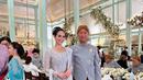 Menteri perindustrian Agus Gumiwang dan sang istri kompak kenakan beskap dan kebaya berwarna abu-abu, dipadu kain batik serta beskap warna coklat senada. @adiadrianbeauty.