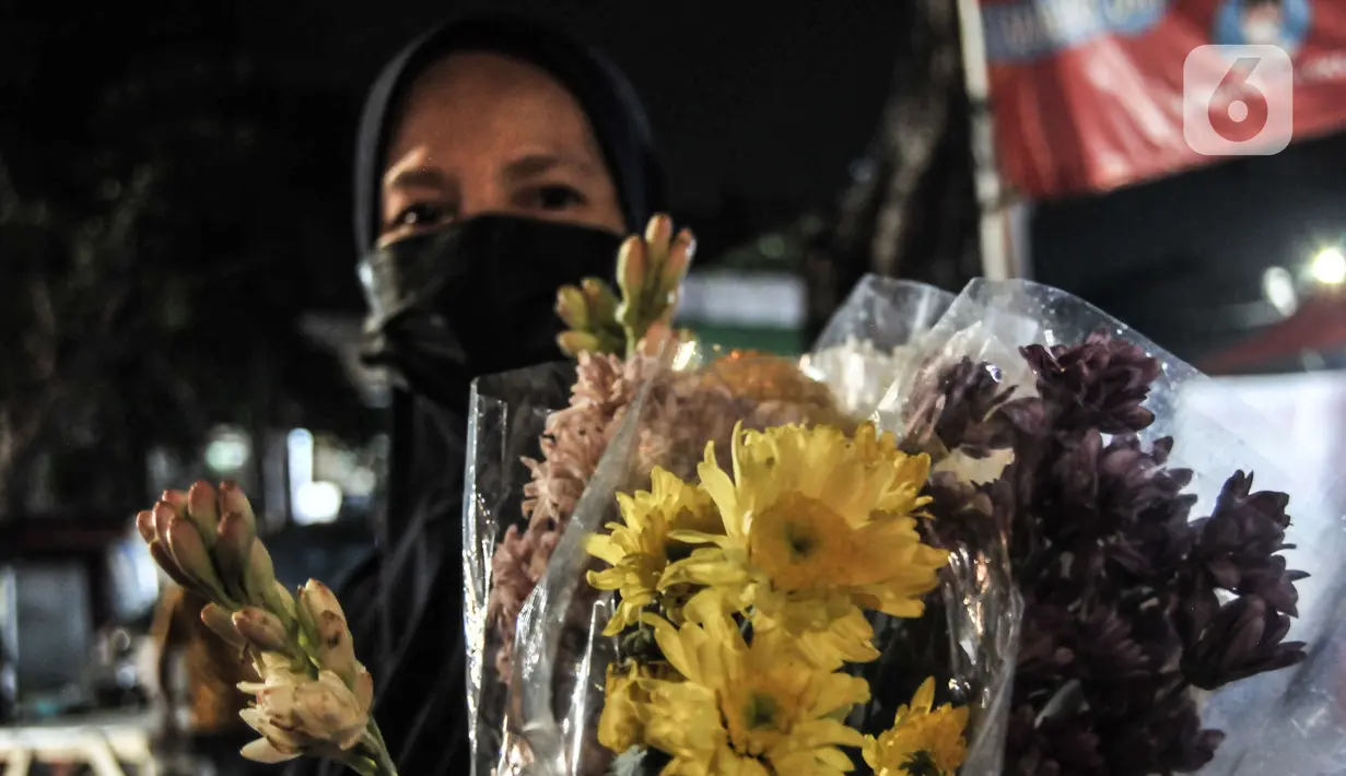 Warga menunjukkan bunga hias di Pasar Rawamangun, Jakarta, Rabu (12/5/2021). Berburu bunga hias seperti sedap malam dan krisan merupakan salah satu tradisi warga muslim di Ibu Kota untuk digunakan sebagai penghias rumah saat perayaan Idul Fitri. (merdeka.com/Iqbal S. Nugroho)