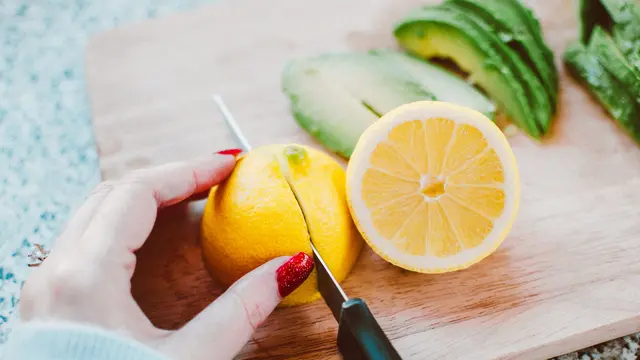 Merendam Kaki dengan Air Lemon