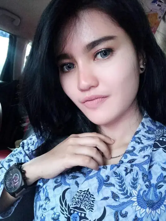 Pose Oza Moza yang bernama asli Fuji Yanti saat berseragam PNS. Pemilik akun Instagram @mozakitty95 ini pun cukup populer karena memiliki 86 ribu lebih jumlah pengikut. (Instagram/@mozakitty95)