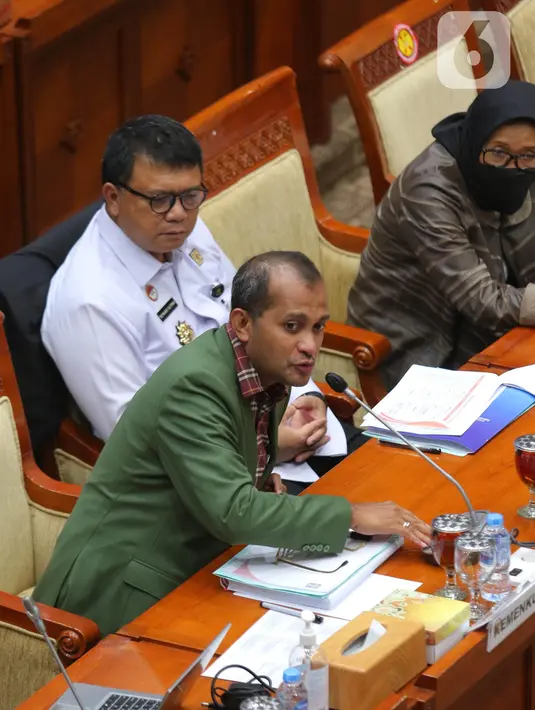 Wakil Menteri Hukum dan HAM Edward Omar Sharif Hiariej saat raker bersama Komisi III DPR, Jakarta, Rabu (6/7/2022). Komisi III dan Pemerintah bersepakat menyelesaikan RUU tentang KUHP khususnya terkait 14 isu krusial RUU KUHP sebelum diserahkan ke pembicaraan tingkat selanjutnya sesuai ketentuan perundang-undangan. (Liputan6.com/Angga Yuniar)
