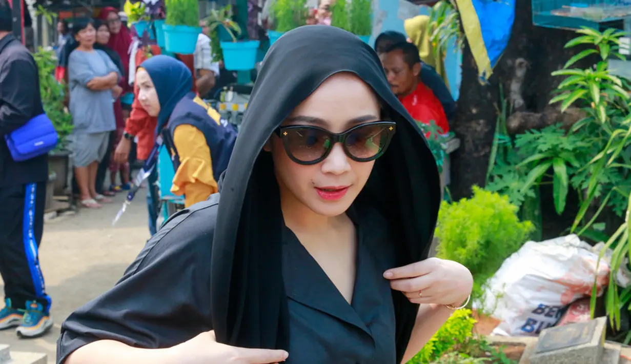 Perempuan dua orang anak itu mengenakan serba hitam dan menutup kepalanya dengan kerudung warna serupa.  [Foto;KapanLagi.com®/Muhammad Akrom Sukarya]