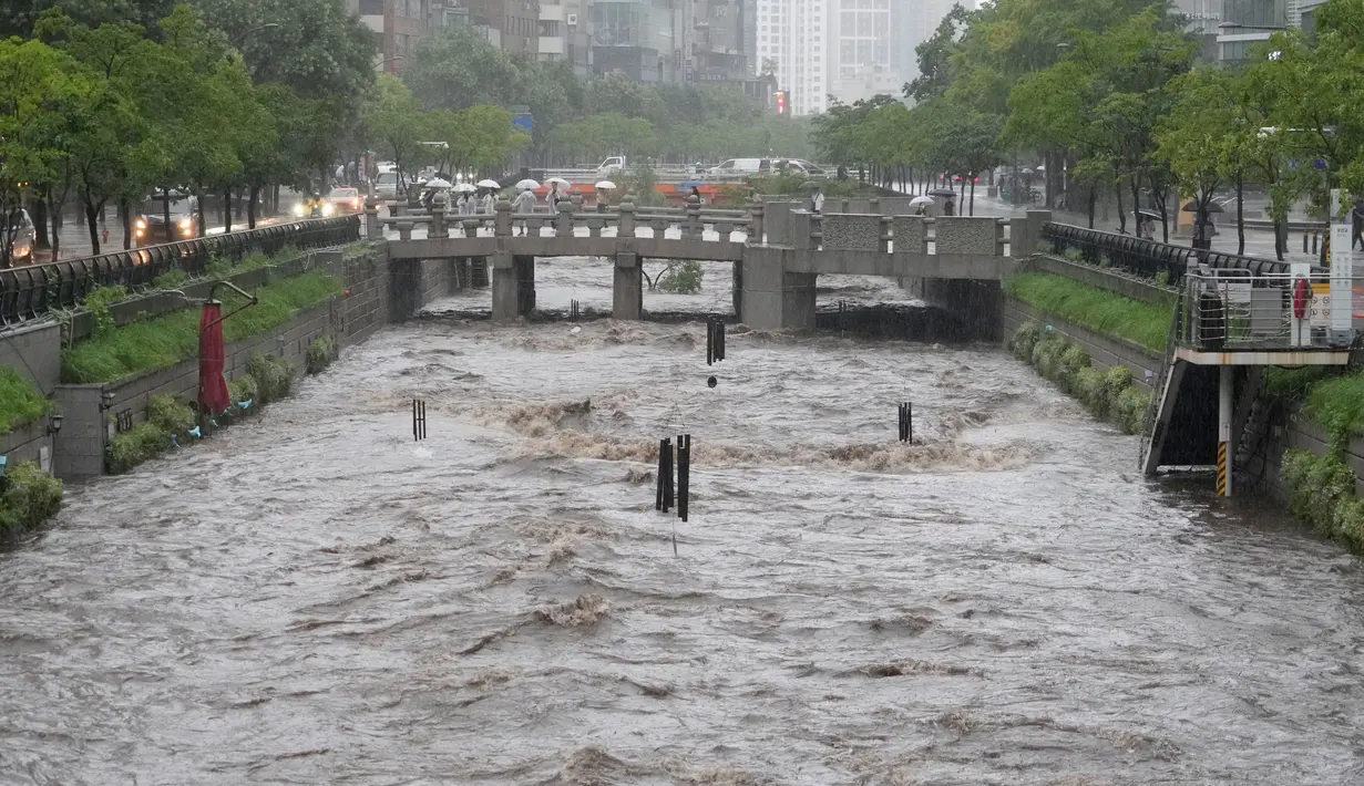 Aliran yang cukup deras juga terlihat di Sungai Cheonggye, Seoul, Korea Selatan, Rabu, 17 Juli 2024. (AP Photo/Ahn Young-joon)