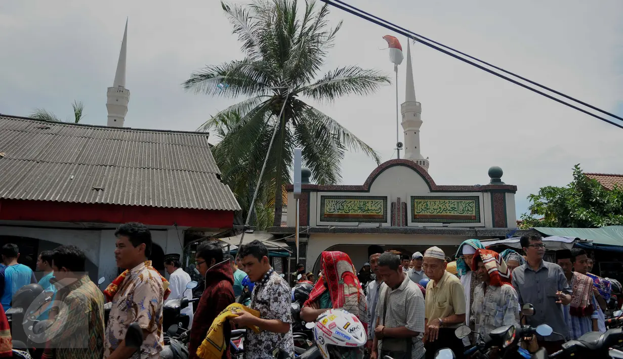 Sejumlah peziarah dan pengunjung saat memasuki Masjid Luar Batang di daerah Pasar Ikan, Jakarta Utara, (1/4). Masjid ini sering didatangi peziarah dari berbagai pelosok tanah air. (Liputan6.com/Gempur M Surya)